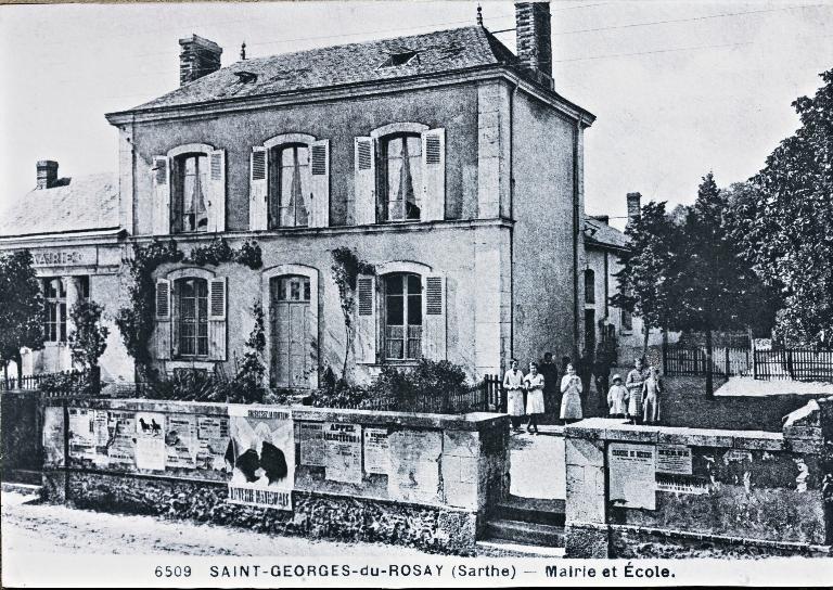 Mairie-école puis groupe scolaire de Saint-Georges-du-Rosay, actuellement mairie, poste et groupe scolaire.
