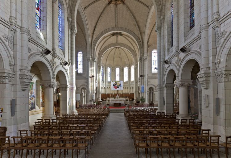 Monument aux morts, église paroissiale Saint-Pierre de Chanzeaux