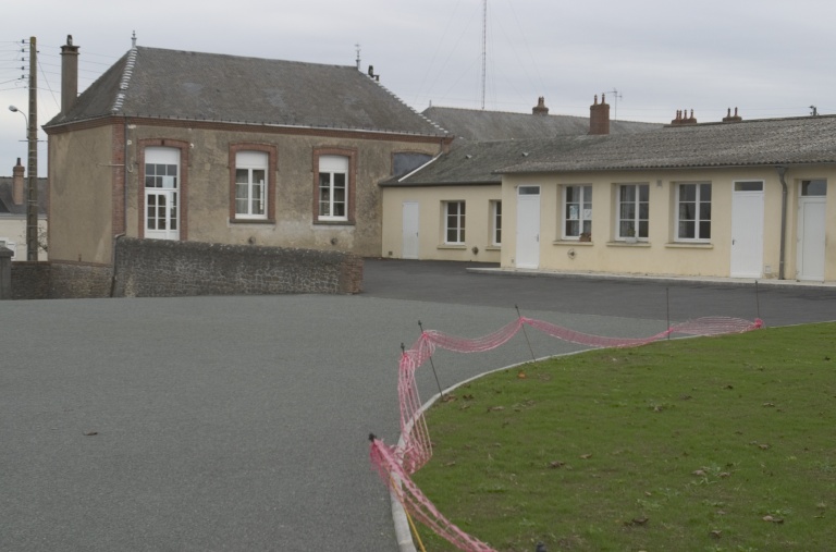 École privée de filles, actuellement école primaire privée, 14 route du Mans
