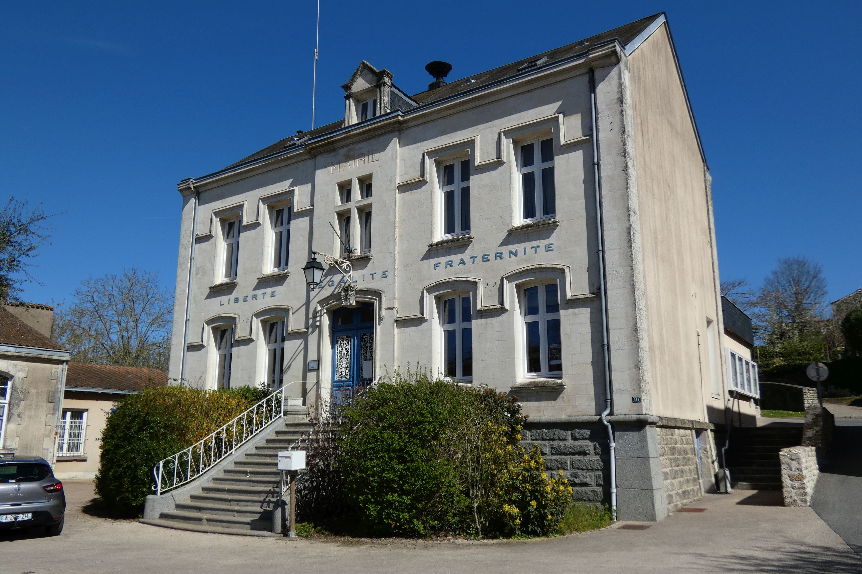 Ecole primaire publique de filles, puis bureau de poste, puis mairie, actuellement salles de réunions