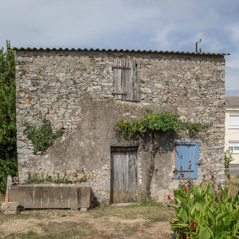 Habitation avec étage en surcroît habité. Façade antérieure. La Grenaudière, Maisdon-sur-Sèvre. Cadastre 2018, BL 01-203.