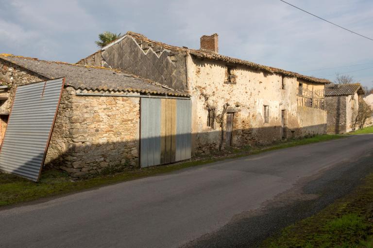 Alignement d'habitations et dépendances. Les combles à surcroît des habitations sont d'un niveau imposant. En bout de rangée, une remise en pan de bois. La Mauvillonnière, La Planche. 