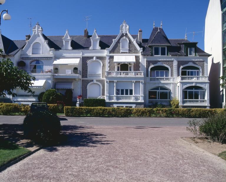 Maisons jumelles dites villas balnéaires Castel Briand et Castella Mare,  10, 11 esplanade Lucien-Barrière - Inventaire Général du Patrimoine Culturel