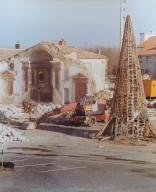 Vestiges du clocher et ruines de l'église, janvier 1974.