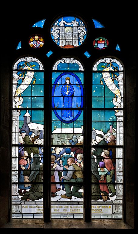 Ensemble de 2 verrières historiées : Sainte Famille, apparition de la Vierge à Pontmain (baies 2 et 4) - Église paroissiale Saint-Crespin-et-Crespinien, Larchamp