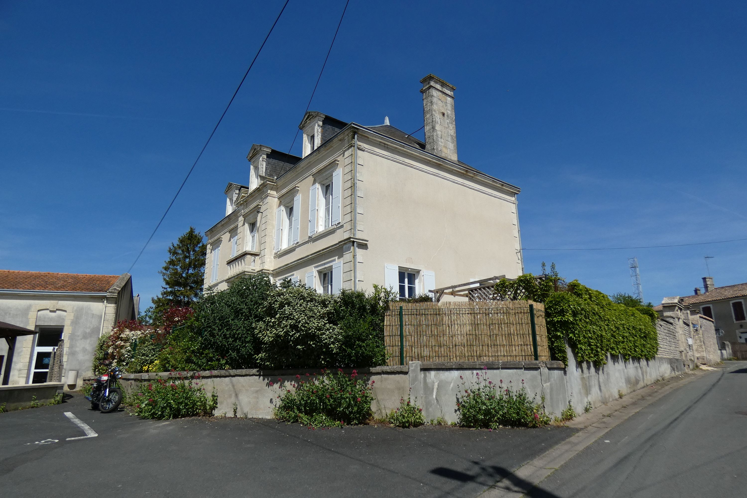 Presbytère puis école primaire publique de filles, actuellement maison et centre socio-culturel