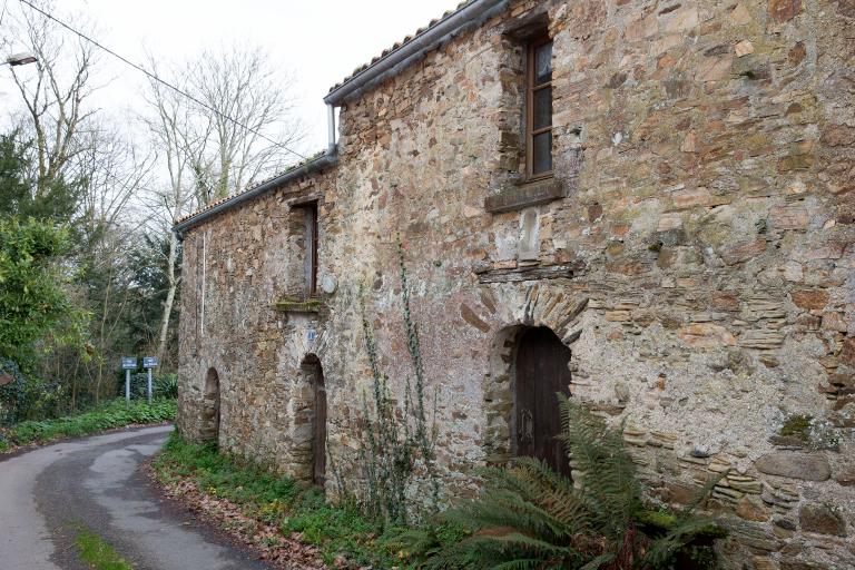 Portes de dépendances en arcs de schiste. La Bourchinière, Saint-Fiacre-sur-Maine.