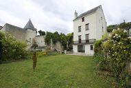 Carrière souterraine, puis demeures et édifice artisanal de production de prunes séchées, aujourd'hui maison dite Bellevue, 1 place des Dames-de-Tourzel, Montsoreau