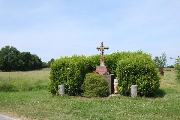 Les croix monumentales et les oratoires de la commune du Mesnil-en-Vallée
