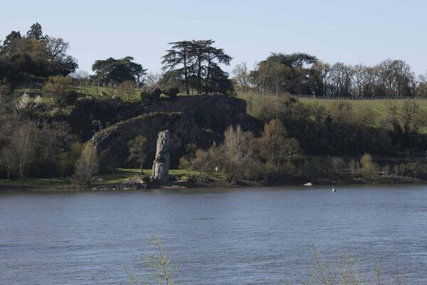 Vue de la pierre Bécherelle depuis la rive gauche de la Loire.