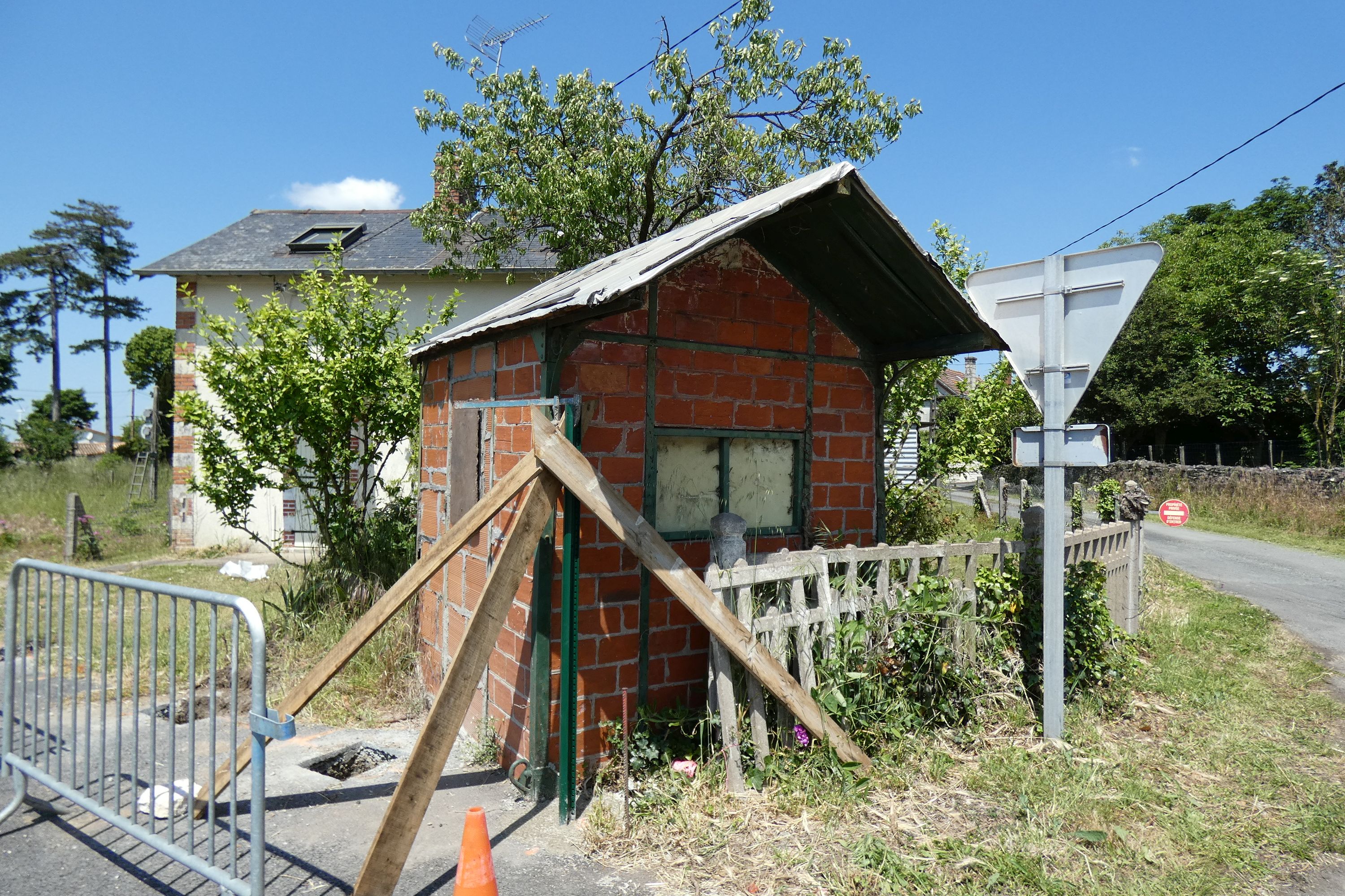 Gare de Benet, actuellement maison, maison de garde-barrière et halle aux marchandises