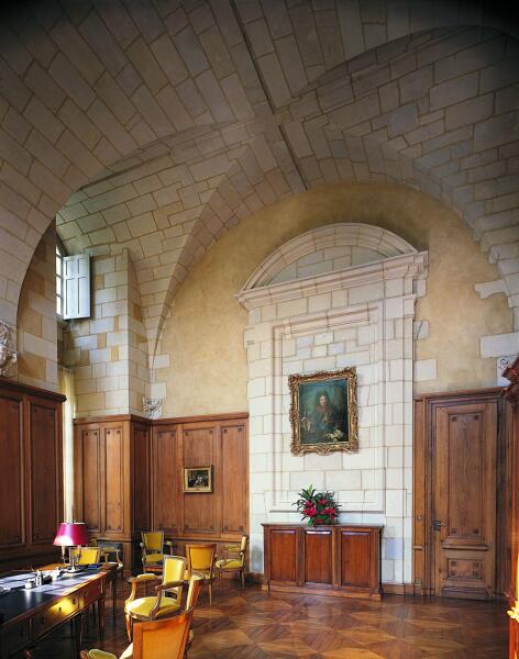 Abbaye de bénédictins puis de mauristes, dite abbaye Saint-Aubin, actuellement hôtel du Département et préfecture de Maine-et-Loire