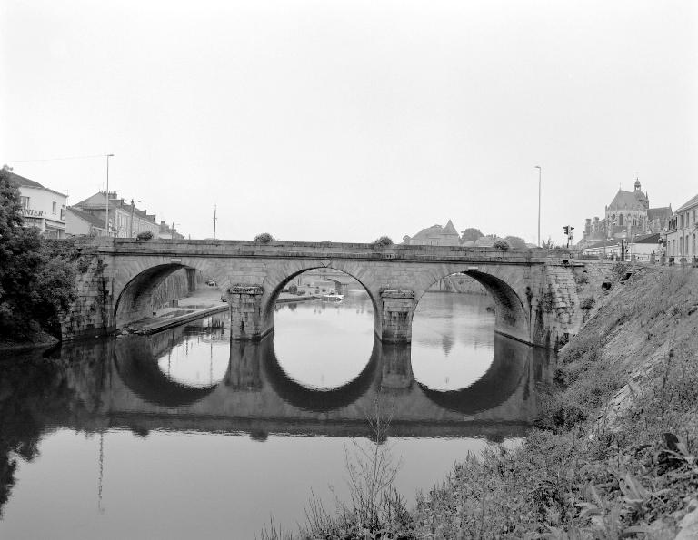 Pont dit pont neuf puis vieux pont, actuellement pont Mac-Racken