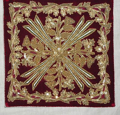 Ornement rouge n° 3 : chasuble, étole, bourse de corporal, voile de calice, pale