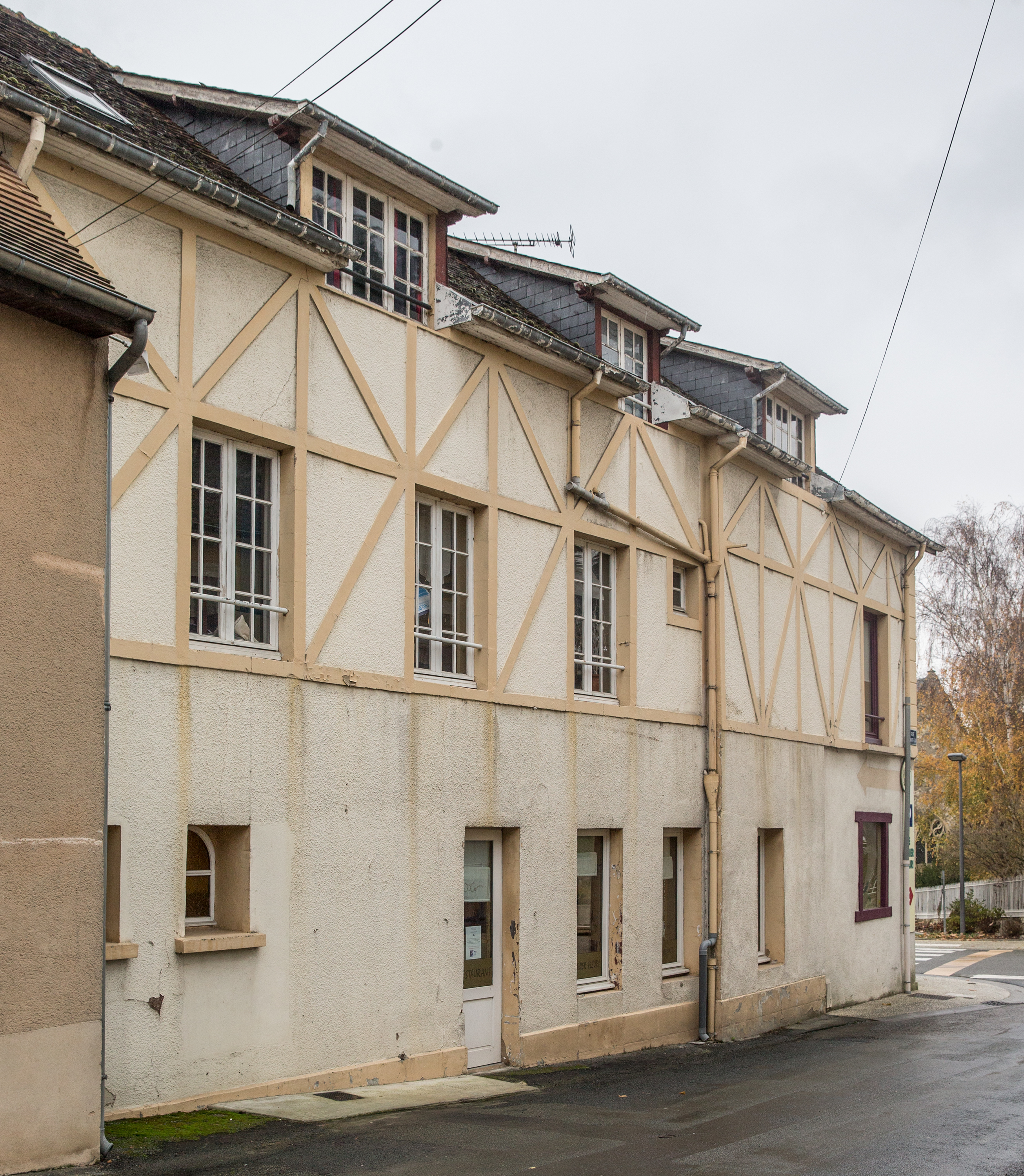 Café du Globe, puis auberge du Panier Fleuri, actuellement restaurant, 1 avenue de Bretagne