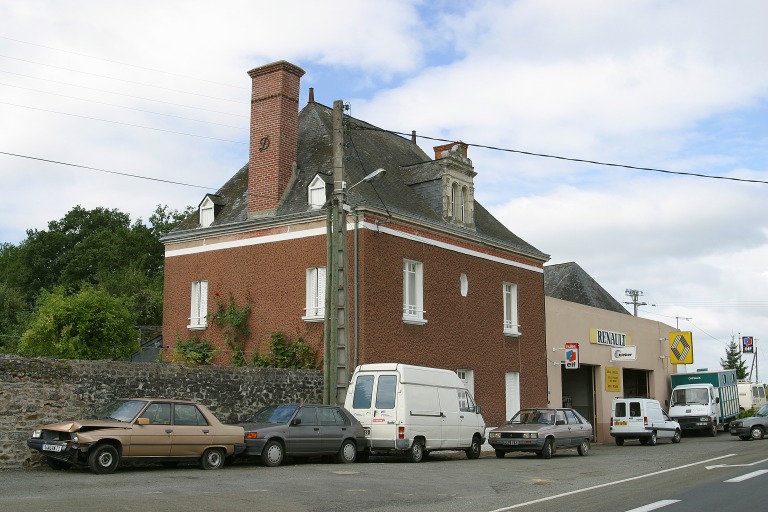 Maison, puis garage de réparation automobile - 7 rue du Petit-Hasard, anciennement le Pis-de-Chien, Saint-Jean-sur-Erve