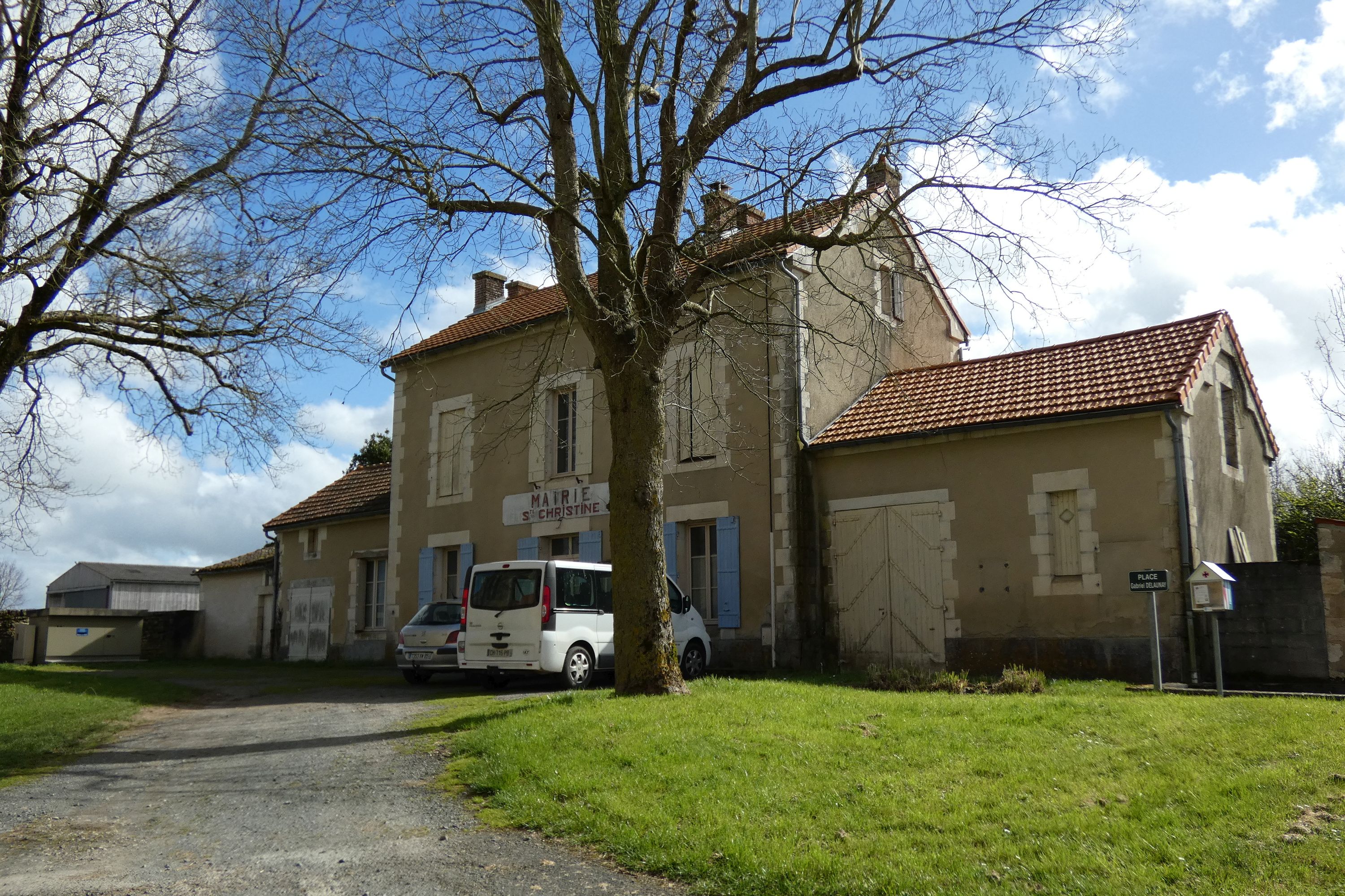 Presbytère puis mairie et bureau de poste de Sainte-Christine, actuellement maison, place Gabriel-Delaunay