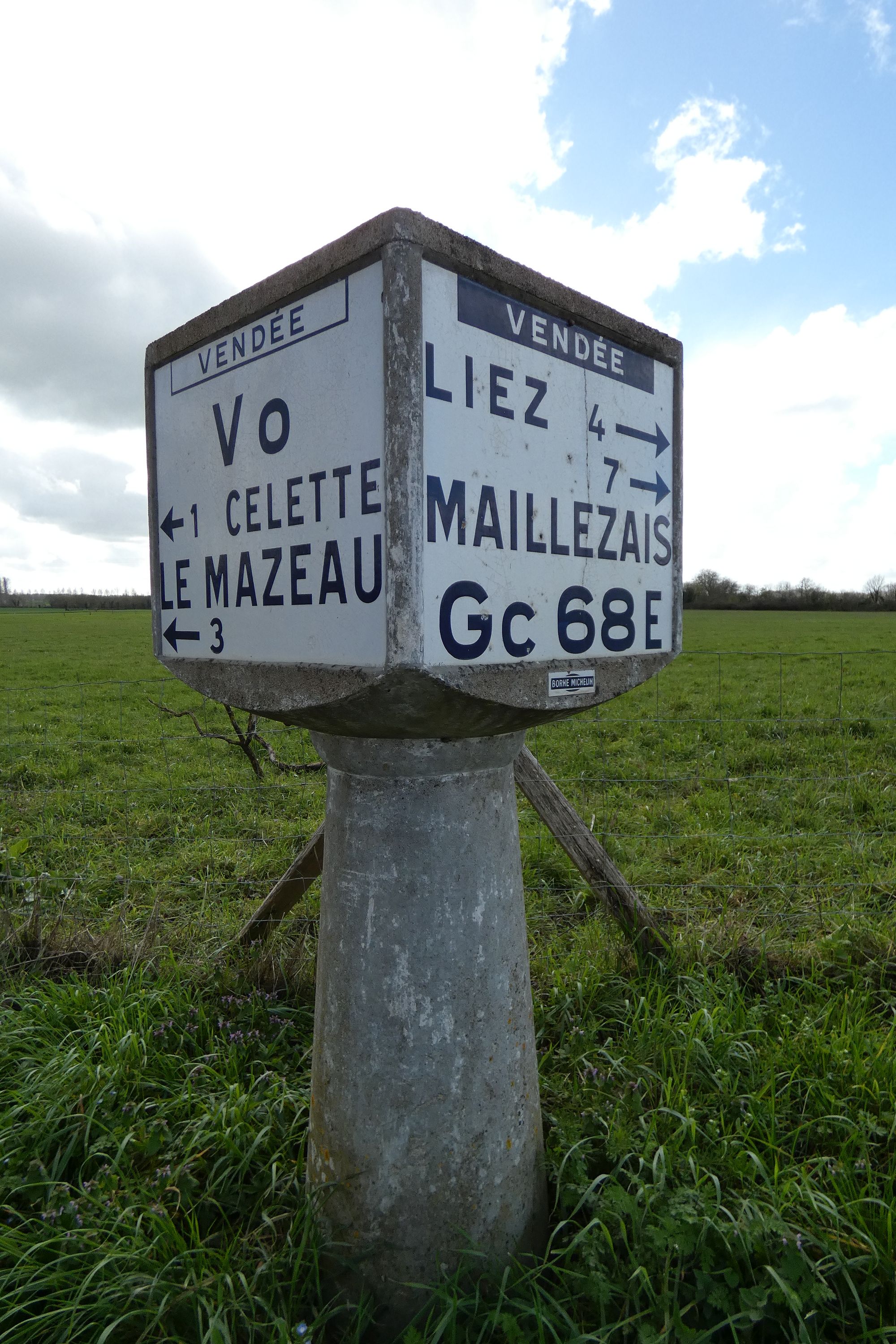 Borne routière, route de Liez