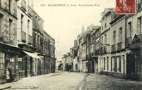 La rue du Général-De-Gaulle dans la 1ère moitié du XXe siècle, vue prise depuis la maison n° 35 (à droite) vers la maison n° 27 (la 5e maison).
