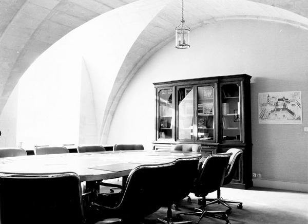 Abbaye de bénédictins puis de mauristes, dite abbaye Saint-Aubin, actuellement hôtel du Département et préfecture de Maine-et-Loire
