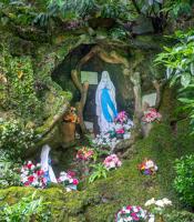 Grottes de Lourdes et de Saint-Fraimbault, croix monumentale