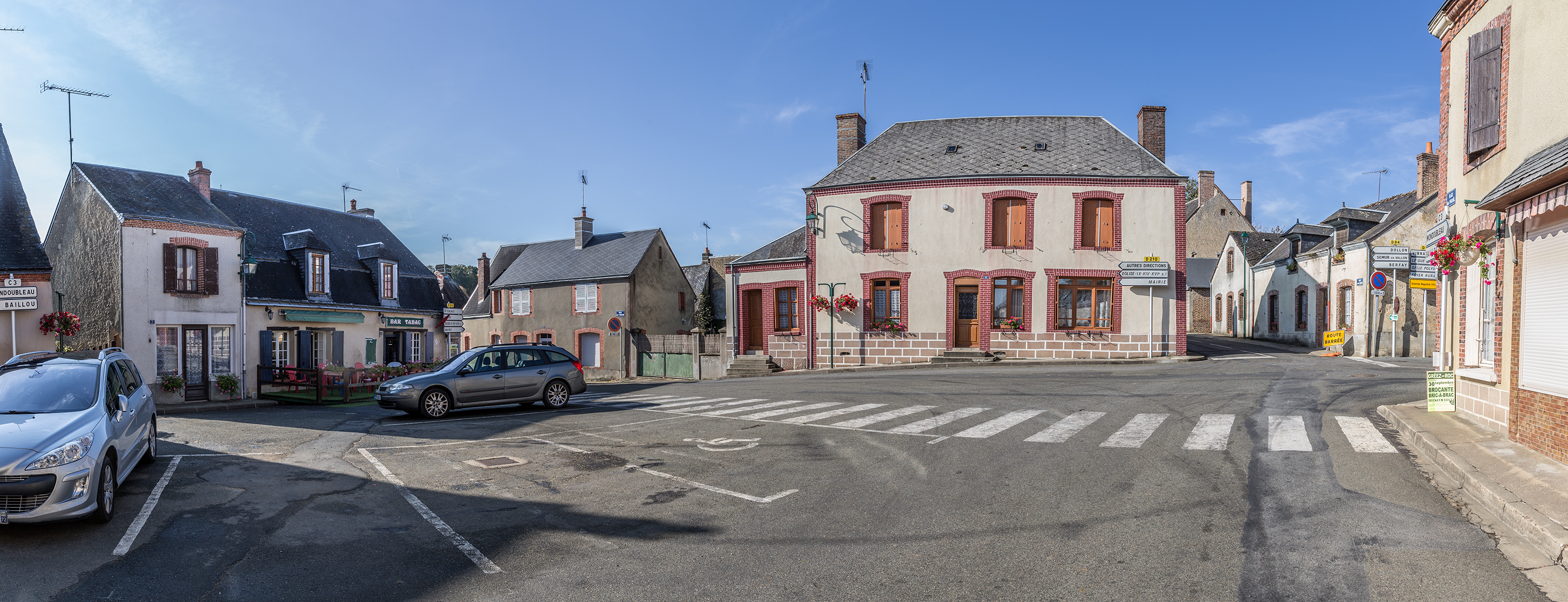 Place du Frouïl, Valennes