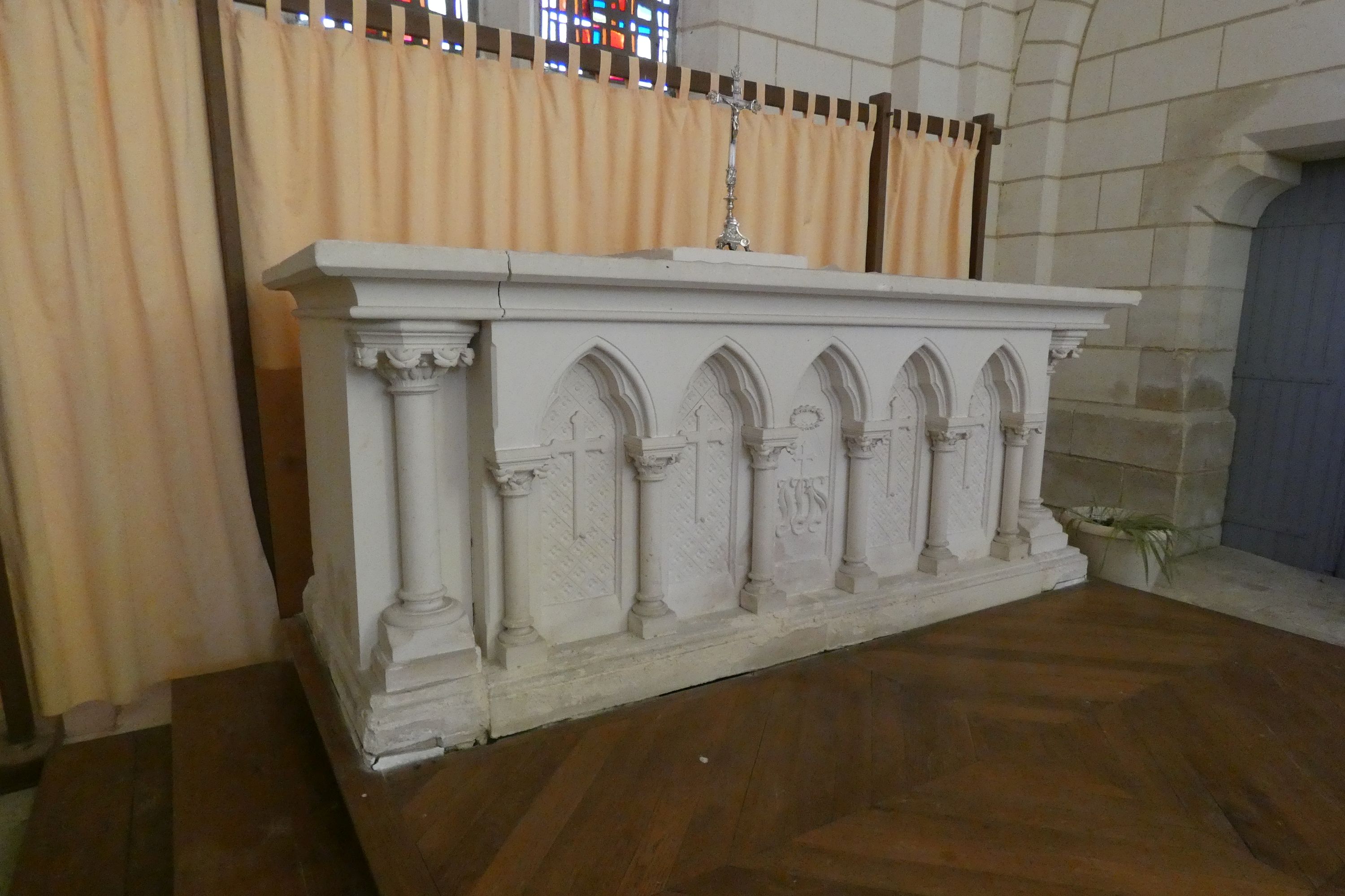 Maître autel ; autels, tabernacles et statues (2) des chapelles latérales