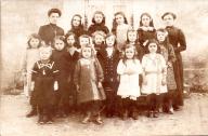 Classe de filles encadrée par deux enseignantes laïcisées, en 1916.