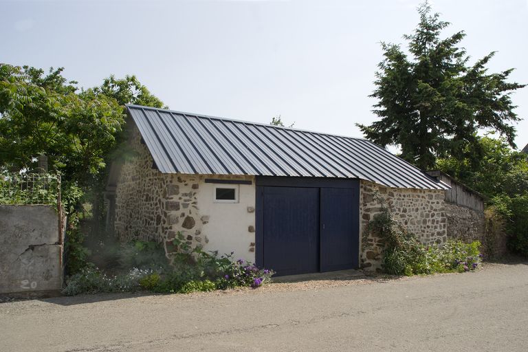 Maison, puis étable, actuellement garage - route de Sainte-Suzanne, 10e maison, Saint-Léger