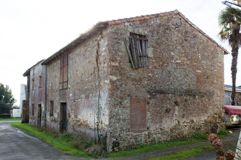 Habitation avec percement d'une porte haute sur le mur pignon. La Mauvillonnière, La Planche.