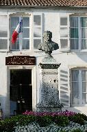 Monument à Pierre-Yacinthe Dumaine, rue de l'Hôtel-de-Ville