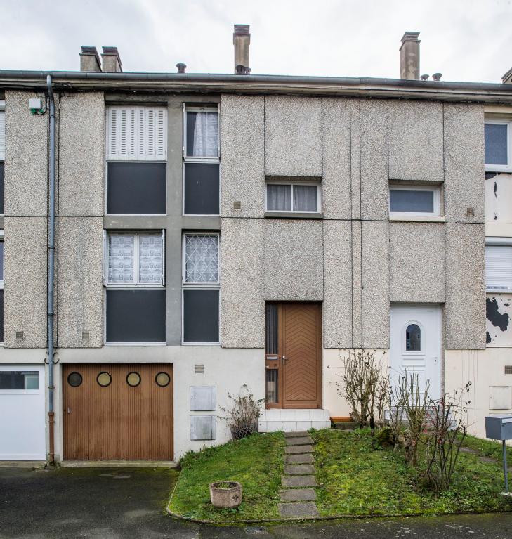 Assemblage de béton et pierre reconstituée sur la façade d'une maison.