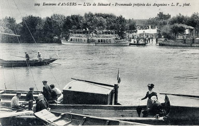 L'arrivée, côté nord de l'île. Carte postale. 1er quart 20e siècle.