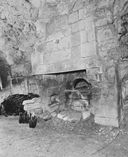 Cave principale, à l'ouest, cheminée du XVe ou XVIe siècle (remaniée), contre la paroi sud, en 1996.