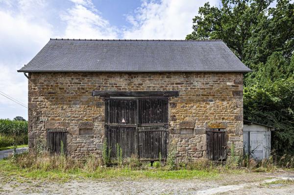 Hameau, château et motte castrale de la Grivellière