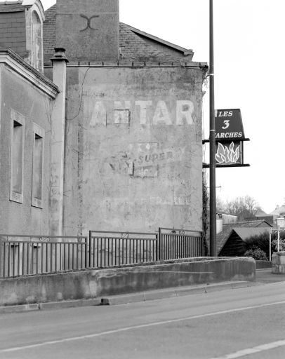 Peinture monumentale à Forcé : publicité pour Antar