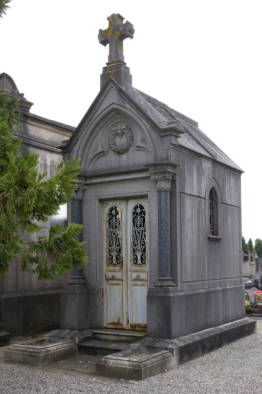 Chapelle funéraire de la famille Bouvier, cimetière de Vaufleury, Laval
