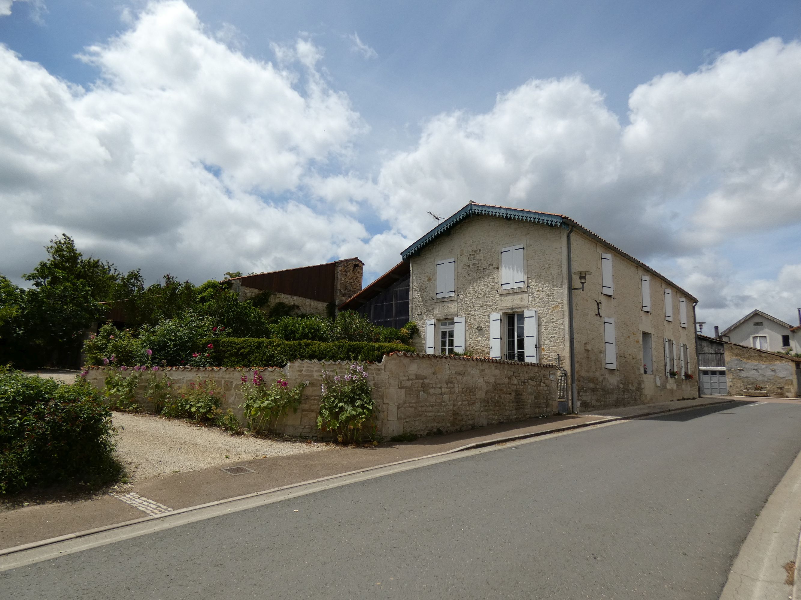 Magasin de commerce, restaurant, actuellement maison, 12 rue du Port