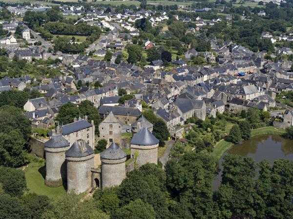 Vue aérienne du bourg de Lassay, château et Grand Etang.