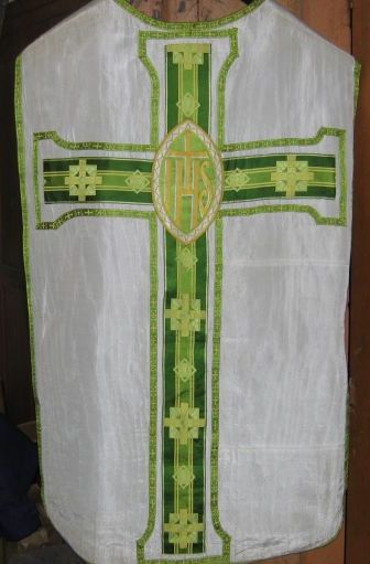 Ornement blanc n° 11 : chasuble, étole, bourse de corporal, voile de calice