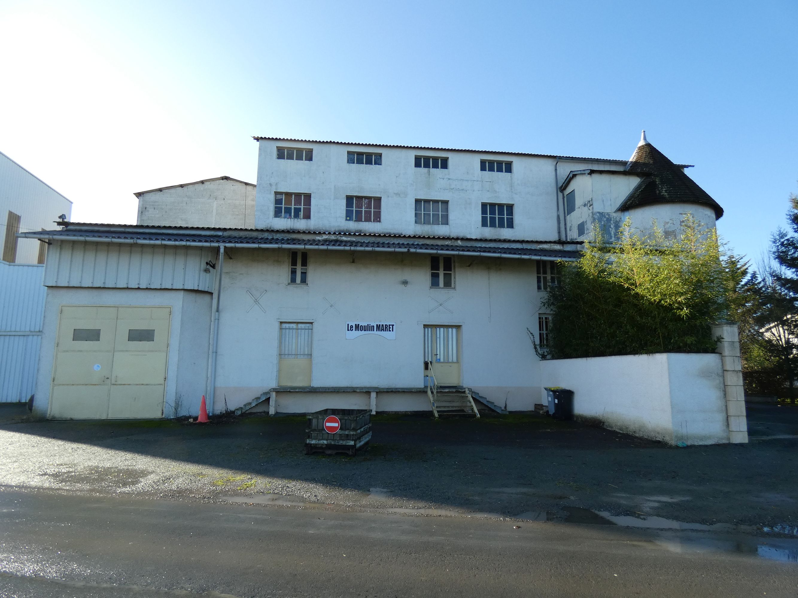 Moulin de la Petite Bernegoue, puis minoterie dite le Moulin Maret, actuellement site artisanal, route de Maillé, 9 Bois-Charrie