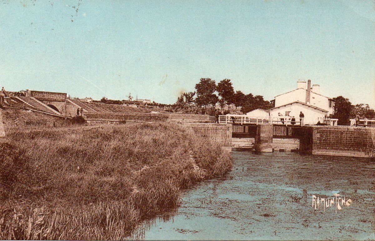 Aqueduc et écluse du Gouffre ; Route de La Rochelle