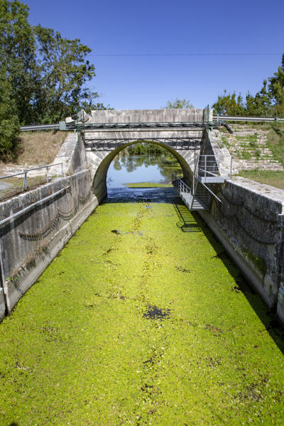 Aqueduc et écluse du Gouffre ; Route de La Rochelle