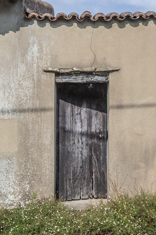 Corniche de pierre au-dessus d'une porte. La Pépière, Maisdon-sur-Sèvre, cadastre 2018, BN 01-368.