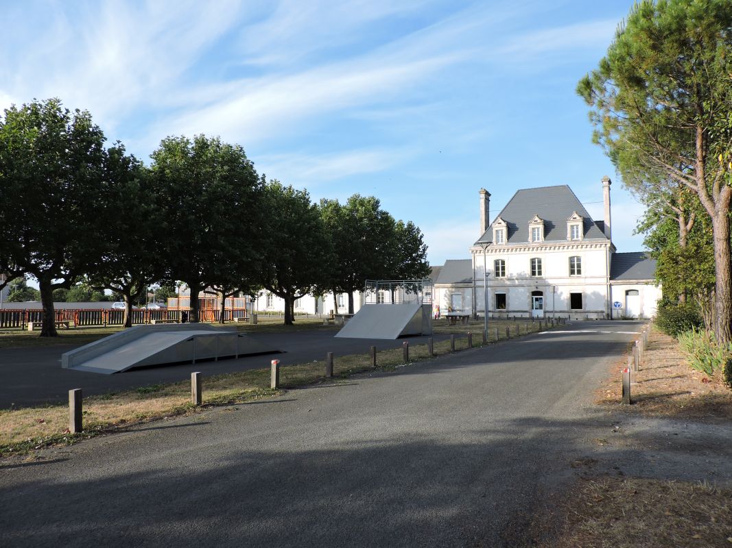 Ecole primaire publique Gaston-Chaissac, place du 8-Mai-1945