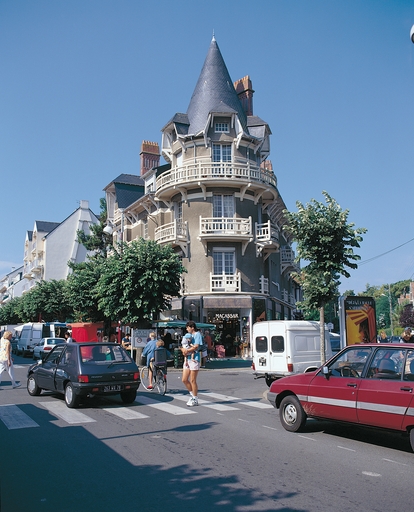 Hôtel de voyageurs le Pavillon Bleu, puis la Toque Blanche, puis le Pavillon Bleu, 33 avenue Louis-Lajarrige