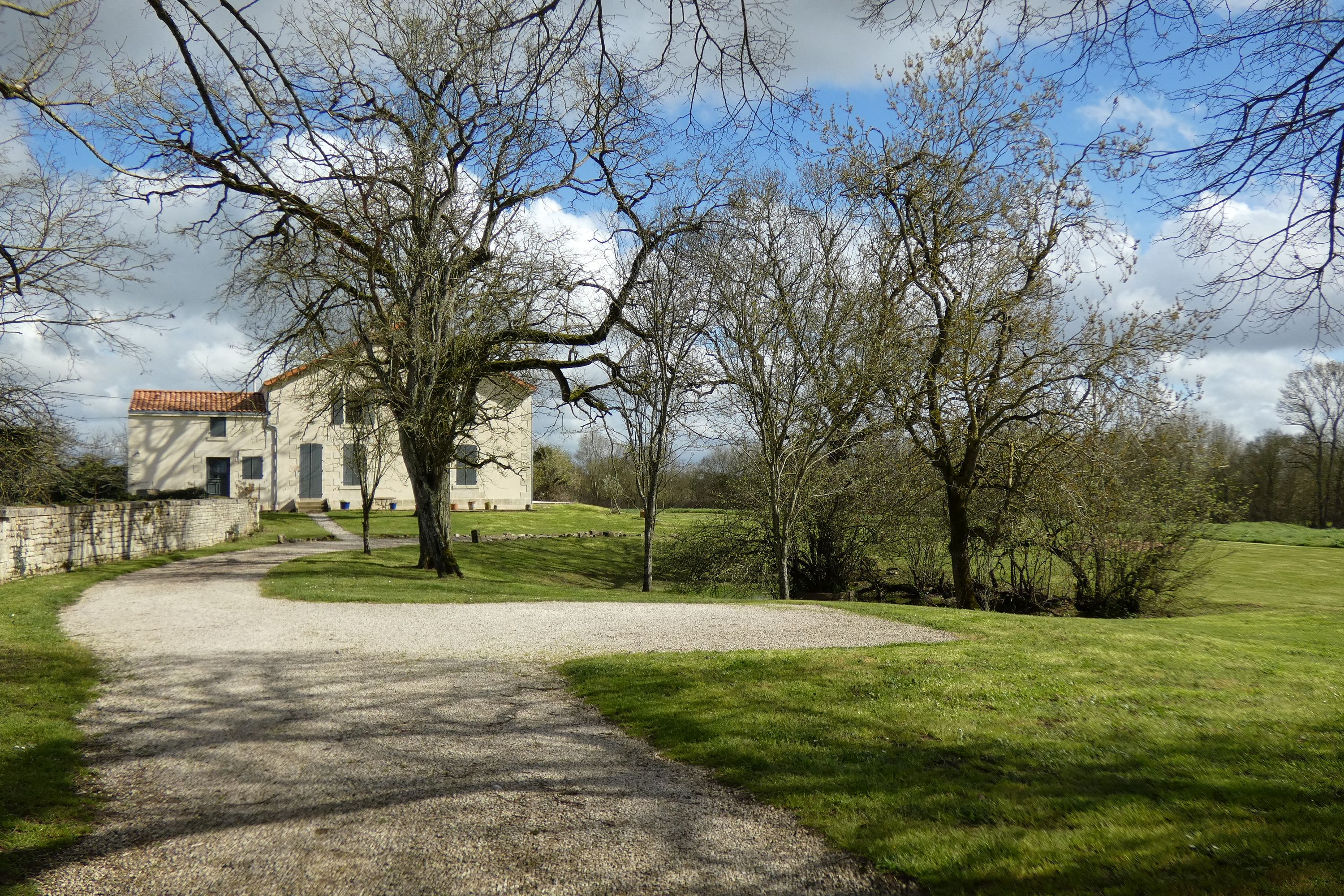 Prieuré de Sainte-Christine, puis ferme dite le Prieuré, actuellement maison, 2 rue du Prieuré