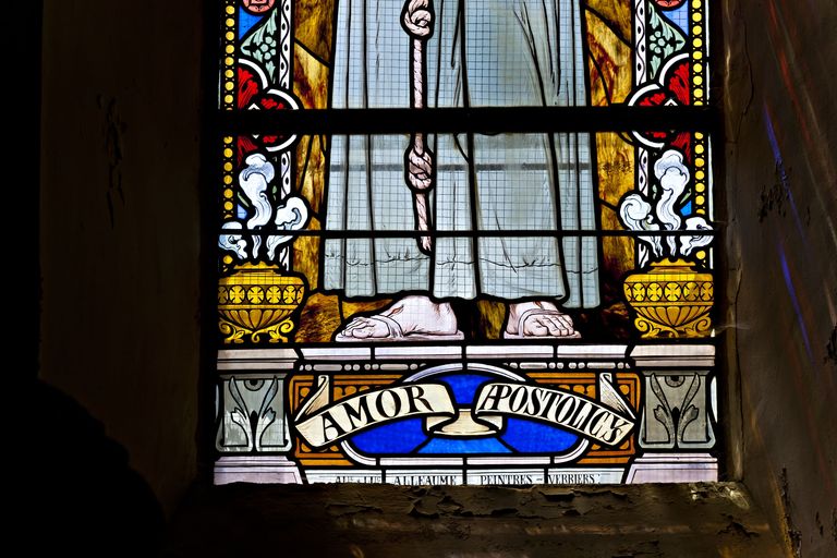 Ensemble de 5 verrières à personnage : Sacré Cœur, saint Jean l'évangéliste, sainte Marie Madeleine, saint François de Sales, saint François d'Assise (baies 0 à 2) - Église paroissiale Notre-Dame, Montaudin