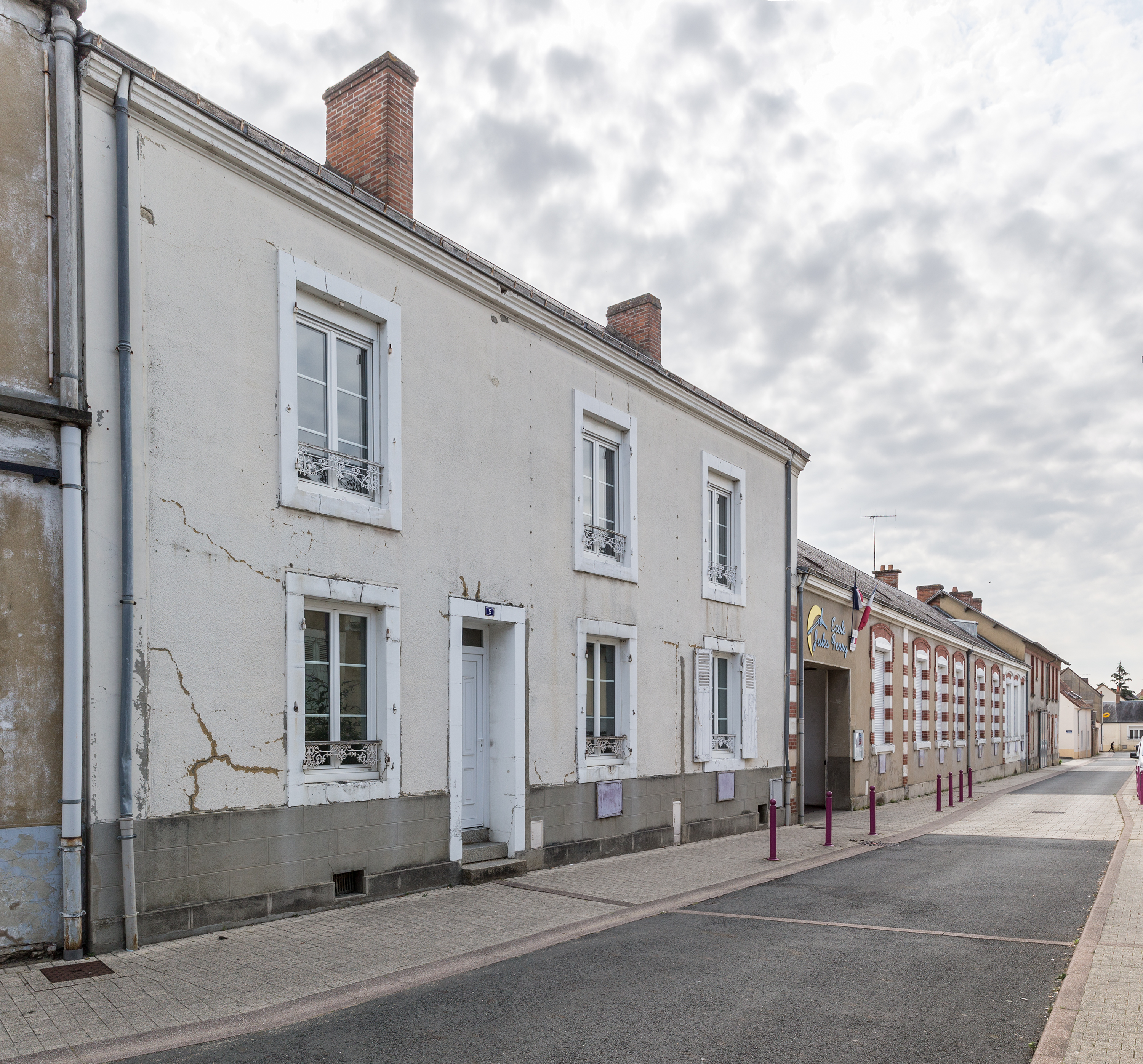 École communale de filles, actuellement école primaire Jules Ferry, rue du Sergent Louis Mantien, Connerré