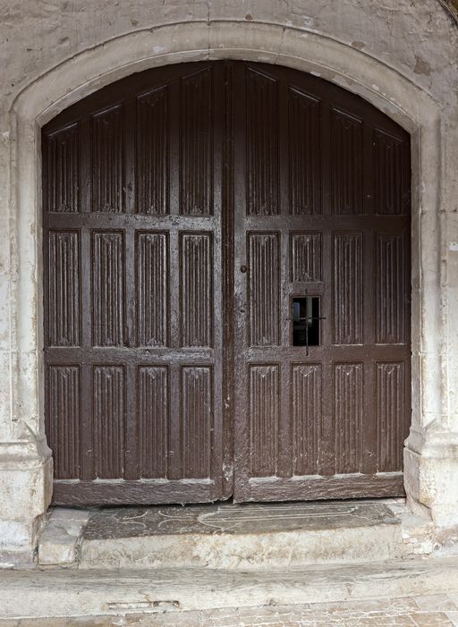 Vantaux du portail ouest de l'église de Saint-Georges-du-Rosay.